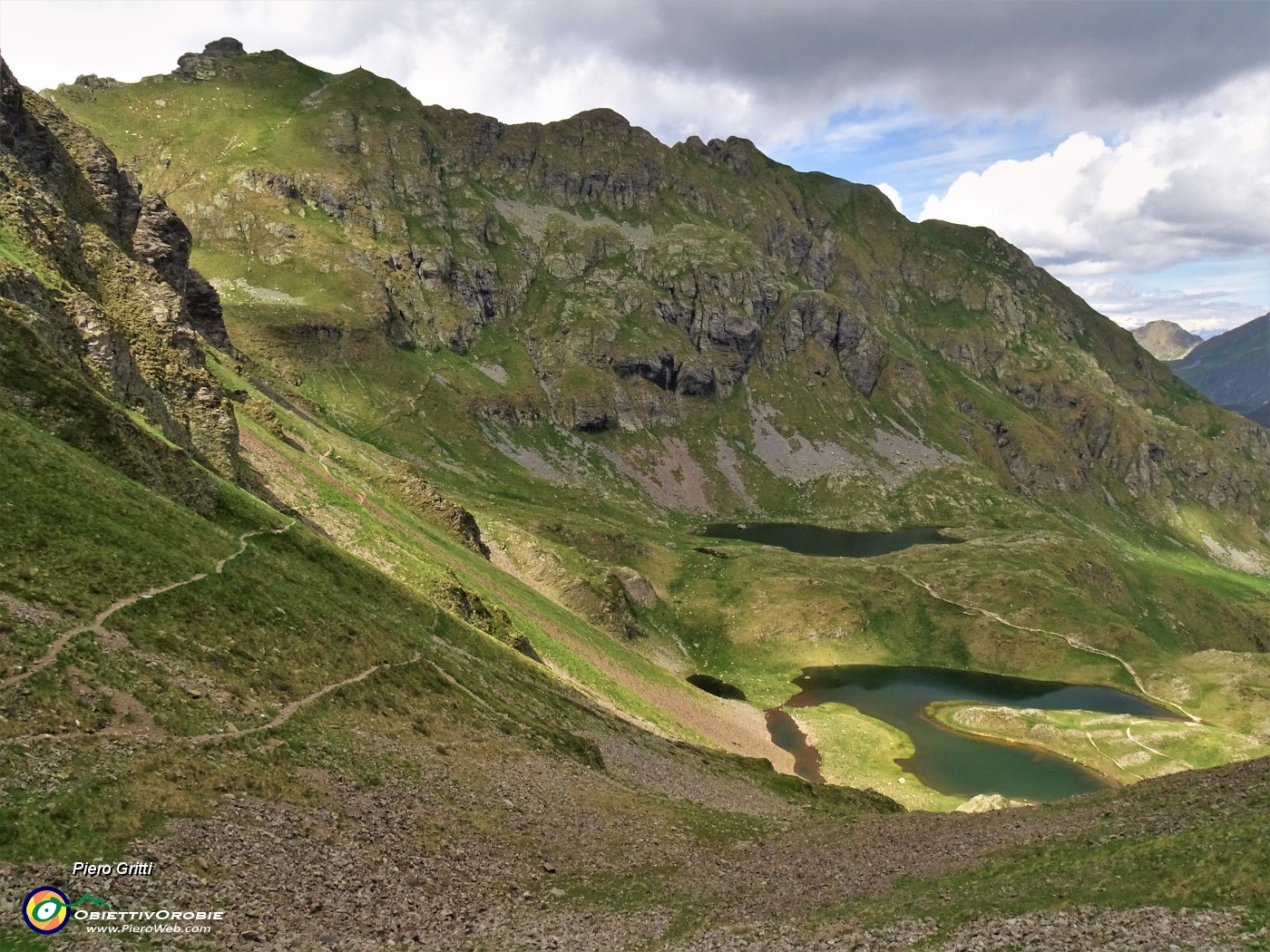 56 Da Bocchetta Triomen (2205 m) Laghi e Monte Ponteranica.JPG